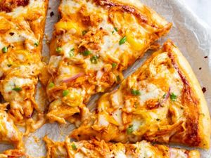 Buffalo chicken pizza f 500x375