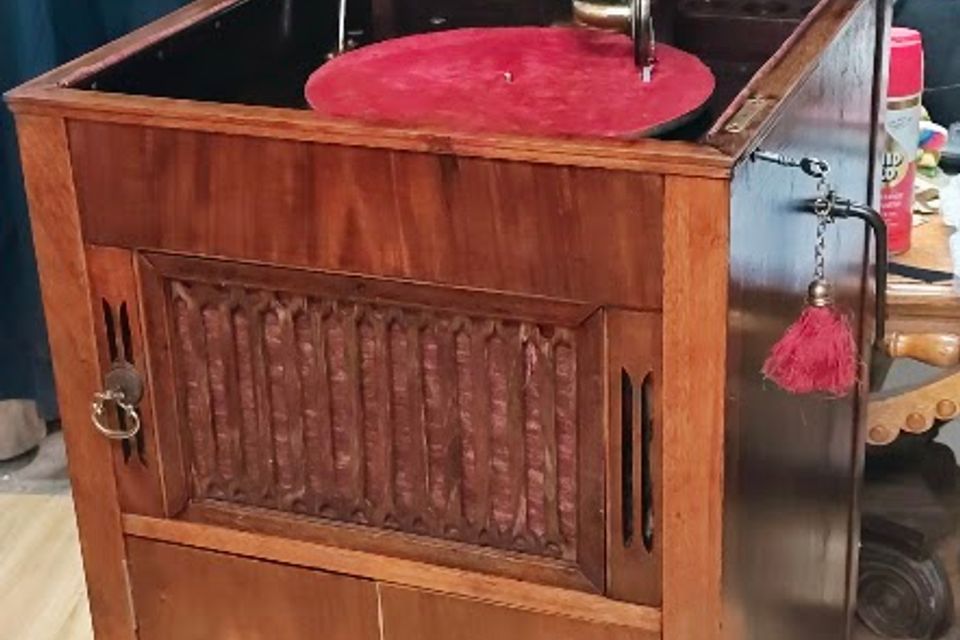 Record play upright