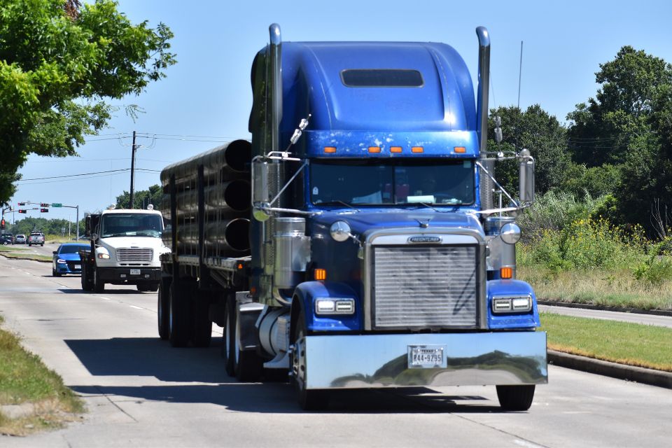 Big blue 18 wheel truck
