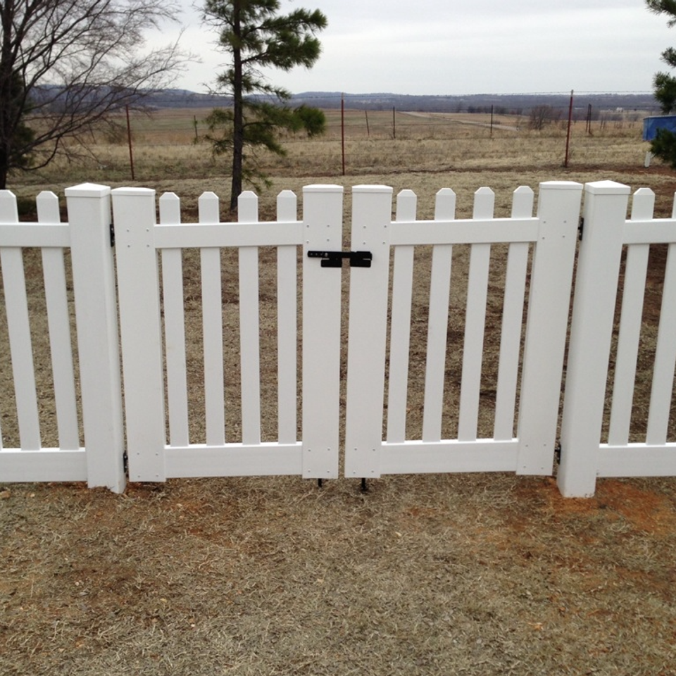 Midland vinyl fence   deck company   tulsa and coweta  oklahoma   vinyl metal wood fence sales and installation   picket   vinyl white picket fence with gate closeup20170609 9845 1i6g0wc