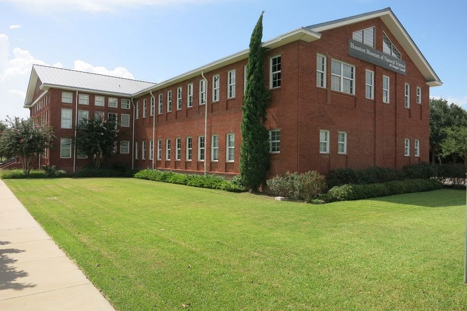 https://commons.wikimedia.org/wiki/File:Sugar_Land_TX_Natural_Science_Museum.jpg