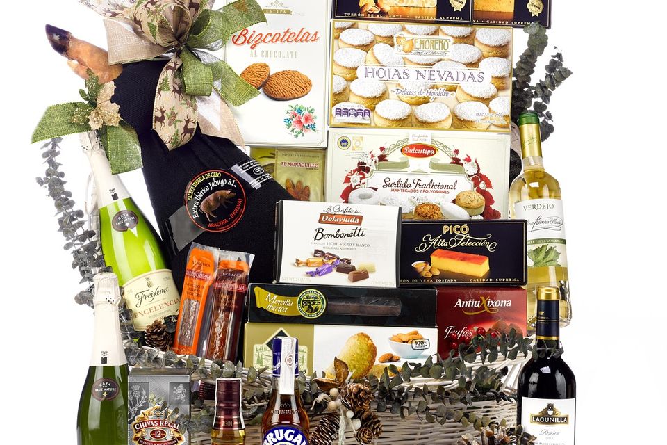 Christmas hamper 2422311 1280