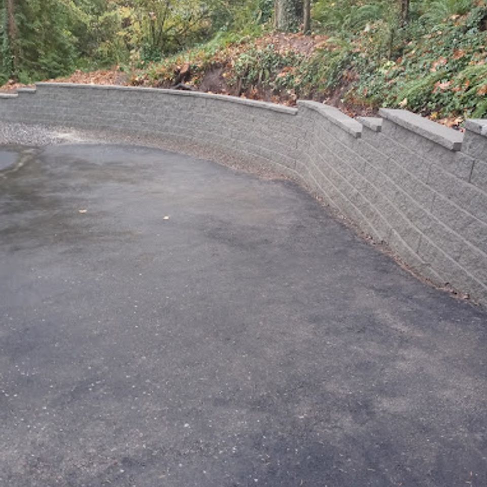 Effren yard maintenance concrete retaining wall pic 1
