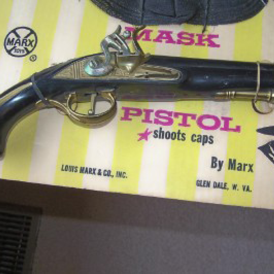 Marx  zorro  toy hat  mask   fl cap pistol still on boar files20170912 10618 1prdabg