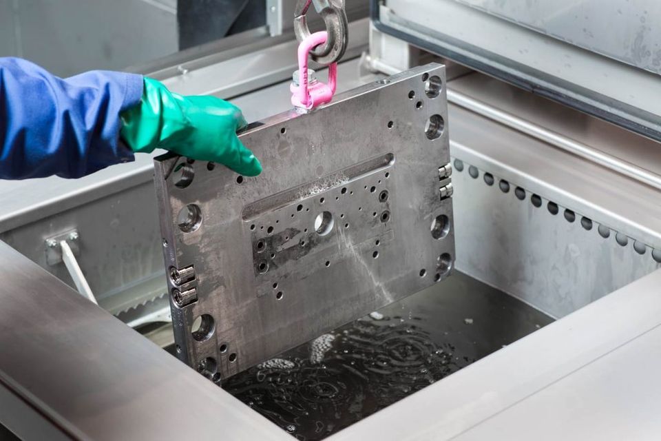 non-abrasive laser cleaning of injection molds and industrial tools