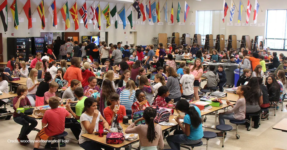Kids eating lunch