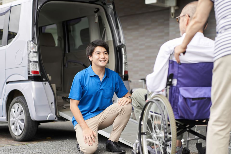A caregiver who picks up and picks up the elderly 2025 03 15 23 08 41 utc (1)