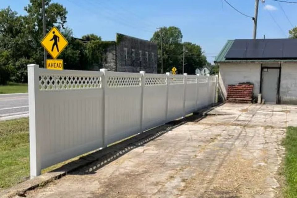 pvc vinyl privacy fence with lattice topper