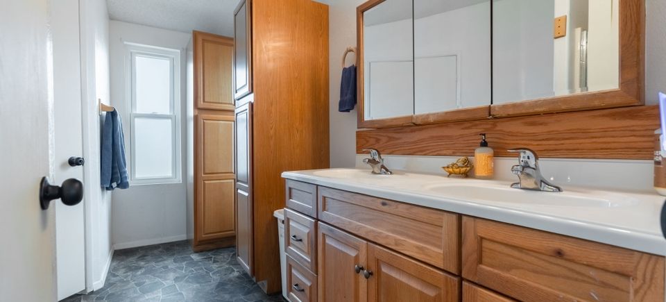 18 web or mls 8 bassick ln 18 (2)
