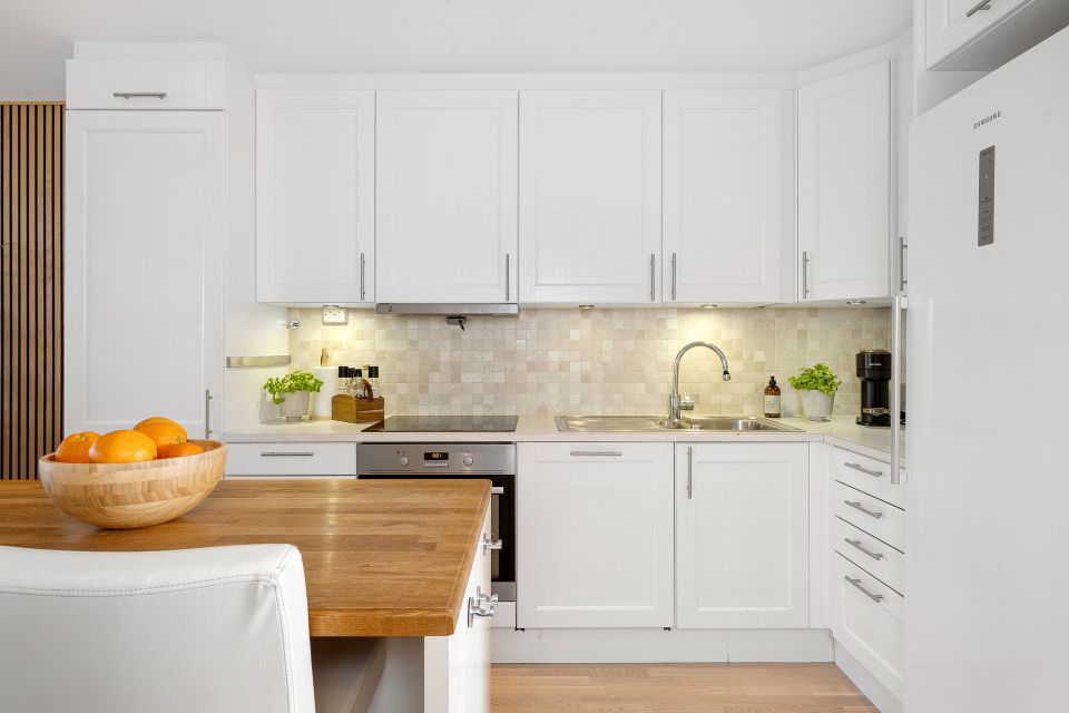 White Kitchen Cabinets