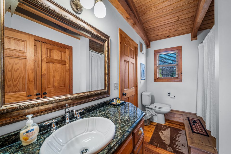 Beulah master loft bathroom