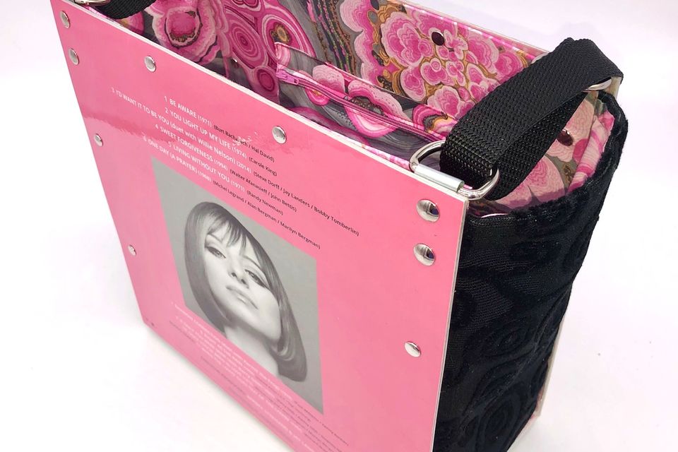 Tote barbra streisand back