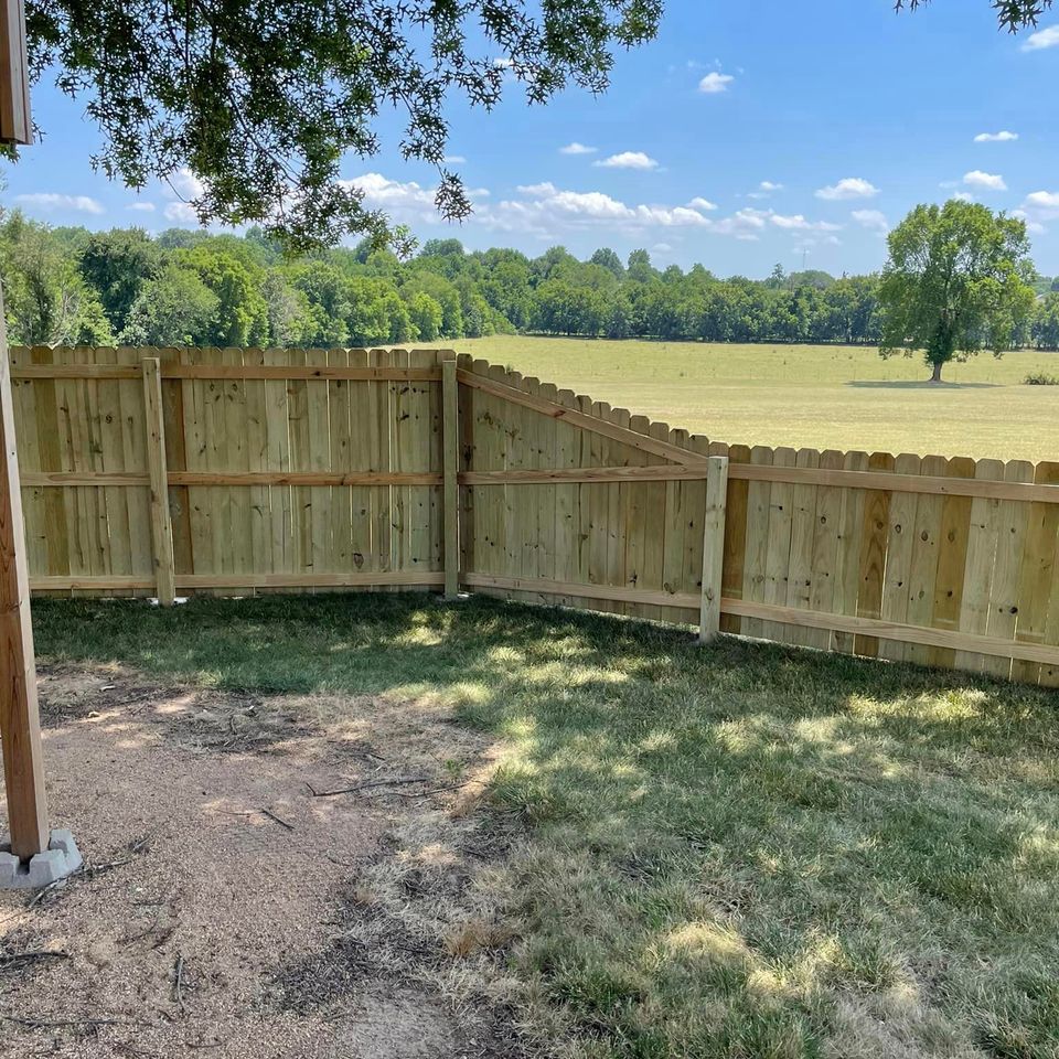 transitioning privacy fence 