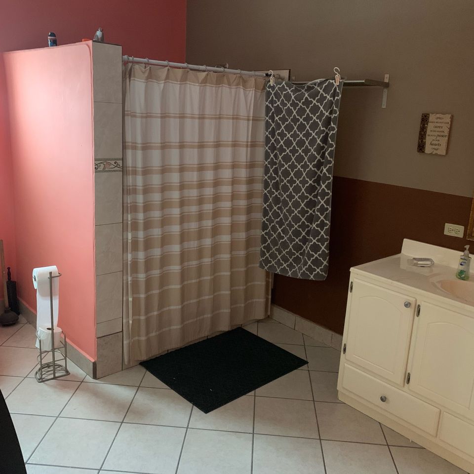 Bathroom.jpg (1)