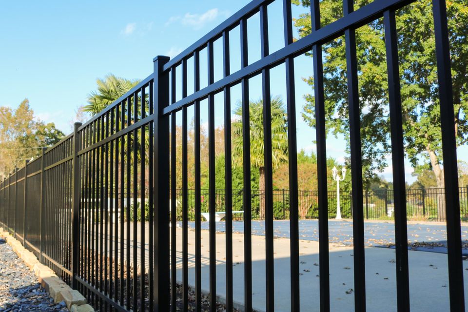 3 rail aluminum fence 1024x819