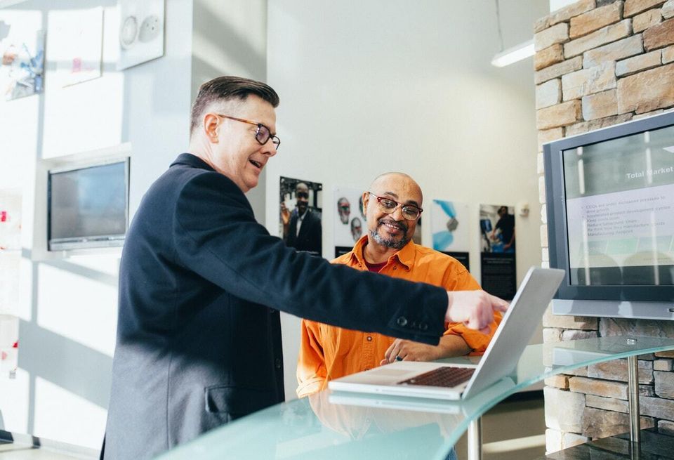 Man pointing laptop computer 2182981