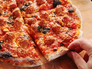   opt  aboutcom  coeus  resources  content migration  serious eats  seriouseats.com  recipes  images  2015  01  20150109 meatball pizza small balls 8 dd117c6ec66c4cc396abad0f5e9516e4