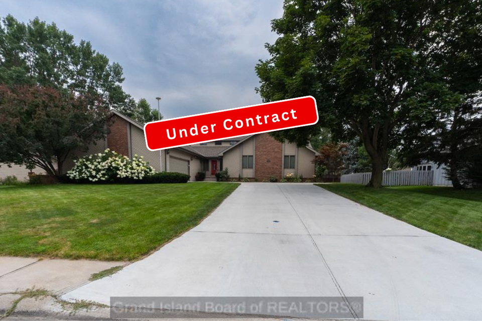 3127 woodrige blvd grand island under contract