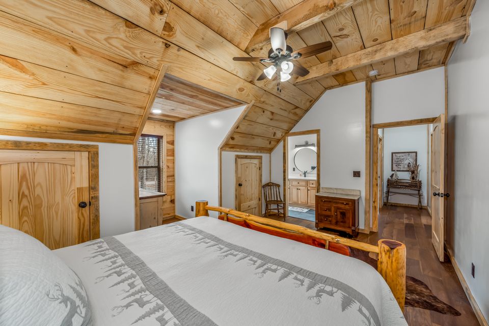 Forever upstairs bedroom (king).2