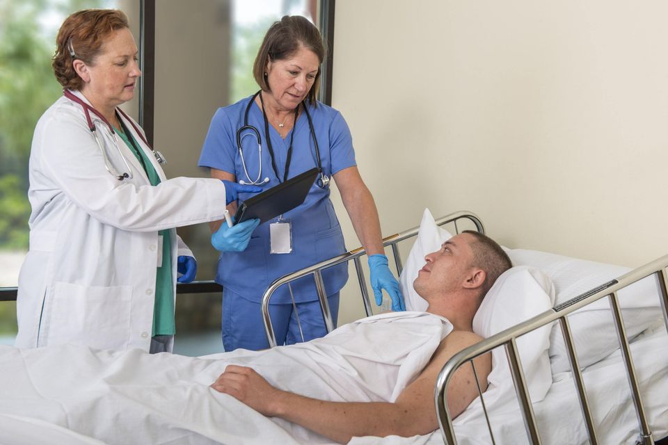 Drs and nurses istock tomprout min