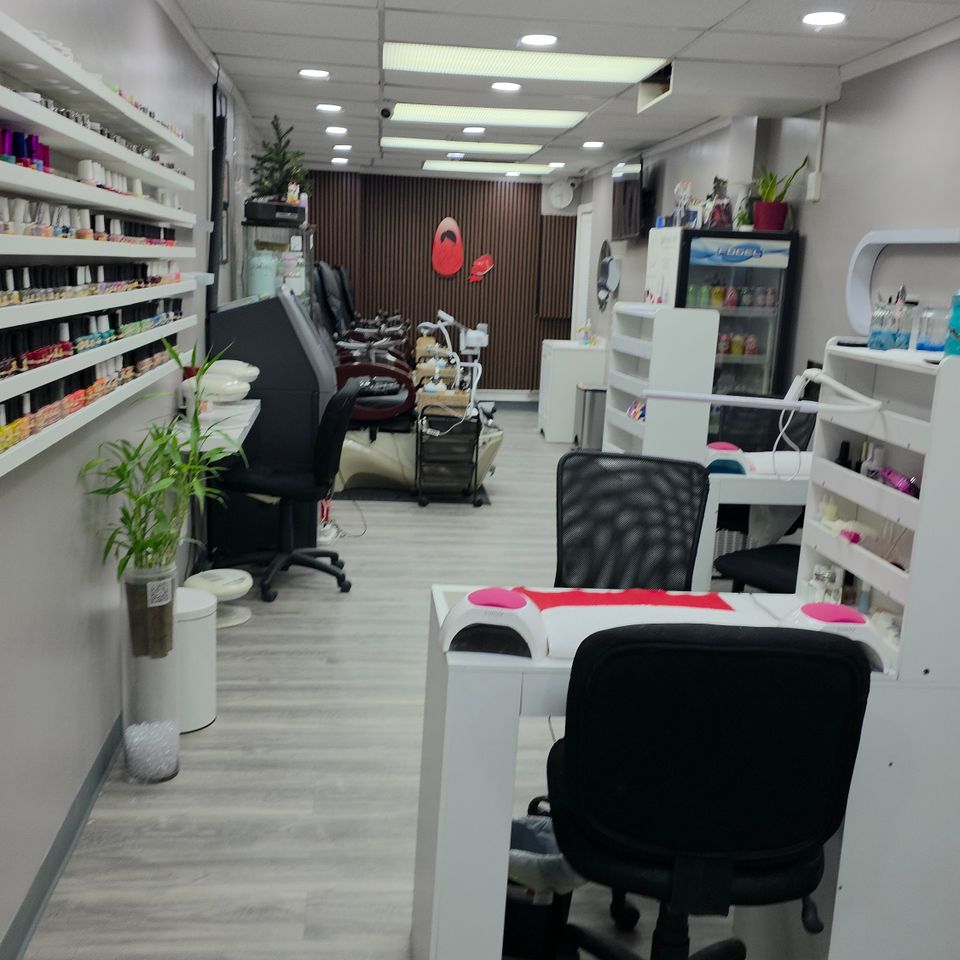 Inside CRÈME DE LA CRÈME NAILS ® NYC