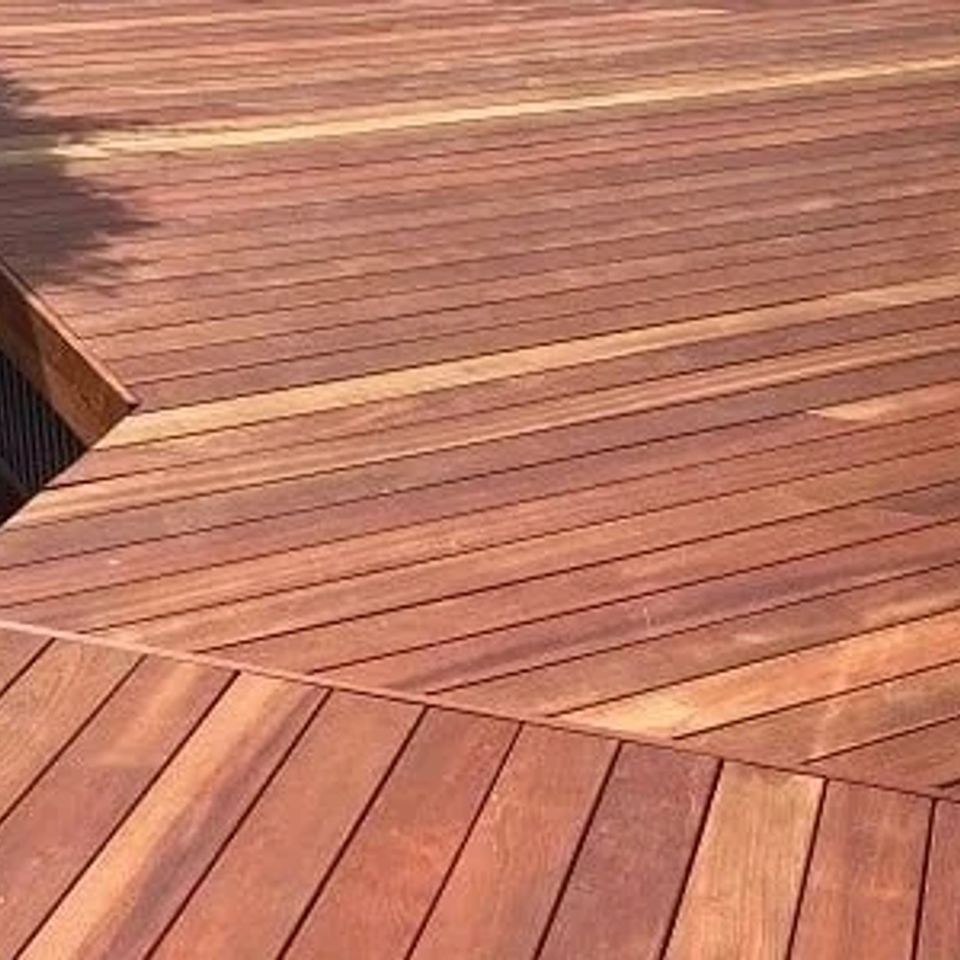 Jatoba hardwood decking contrasted with stone exterior 600x300 sm