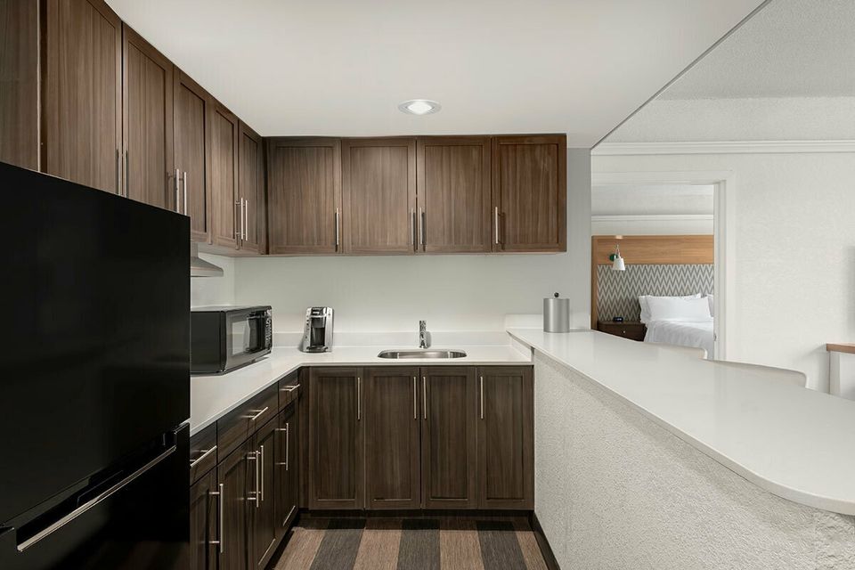 K suite kitchen and bar