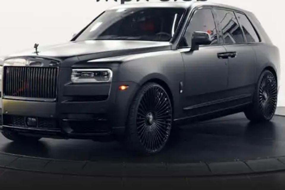 Rolls royce cullinan matte black