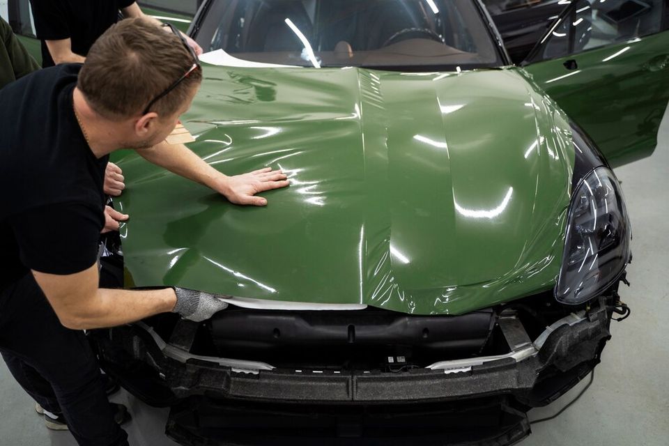 Person working car wrapping 23 2149342667