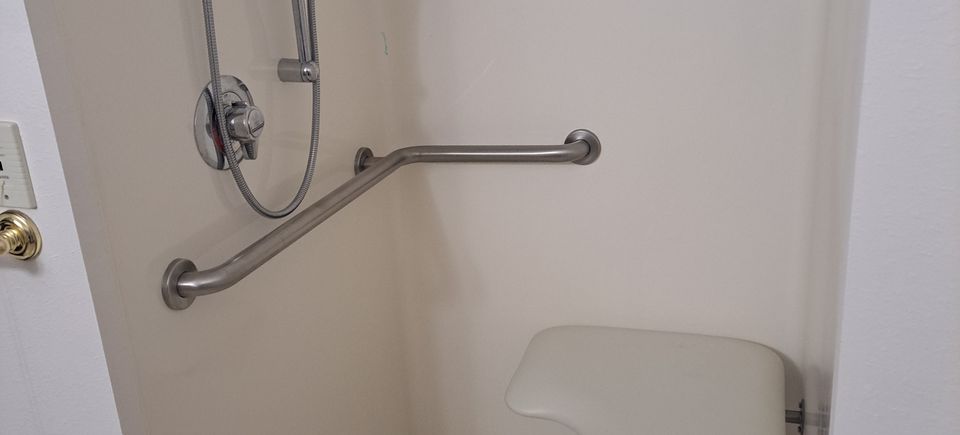 Unit b bathroom.2