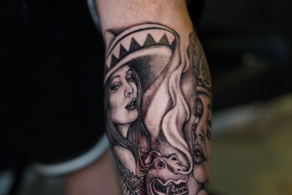Image of 2 women, one wearing a sombrero the other a headress