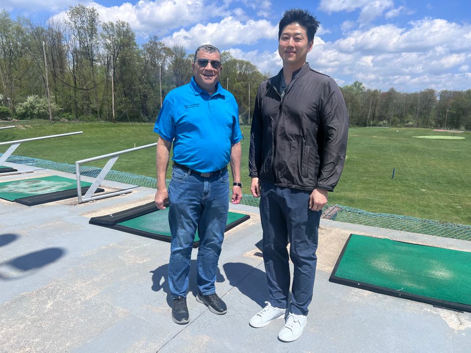 Mayor joe nicastro and steven hong owner of the golf zone 