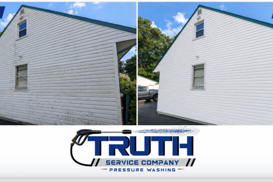 Before-and-after photos of white house siding with dirt and discoloration removed.