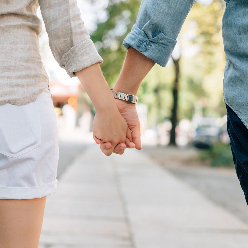 Holding hands 57e1d14a4e 1920