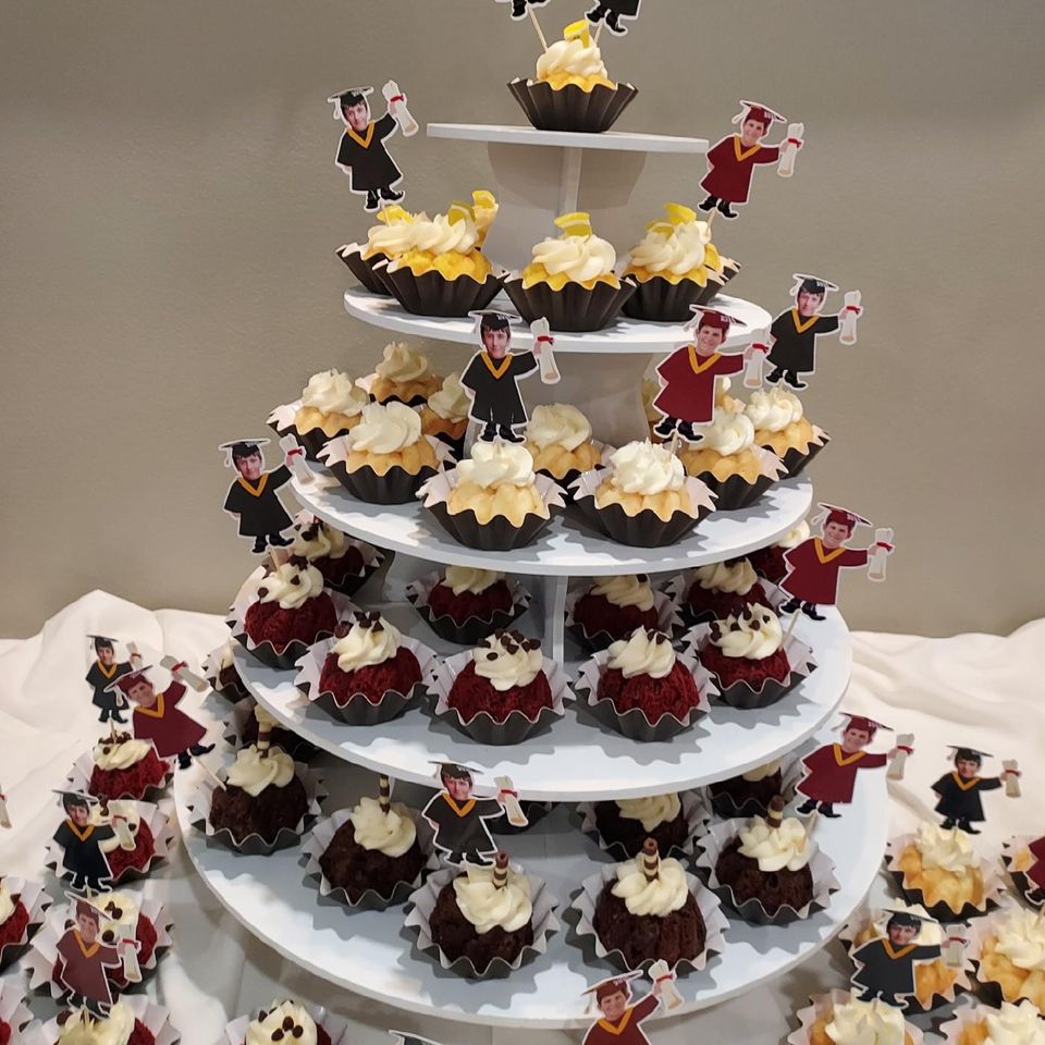 Graduation cakelets