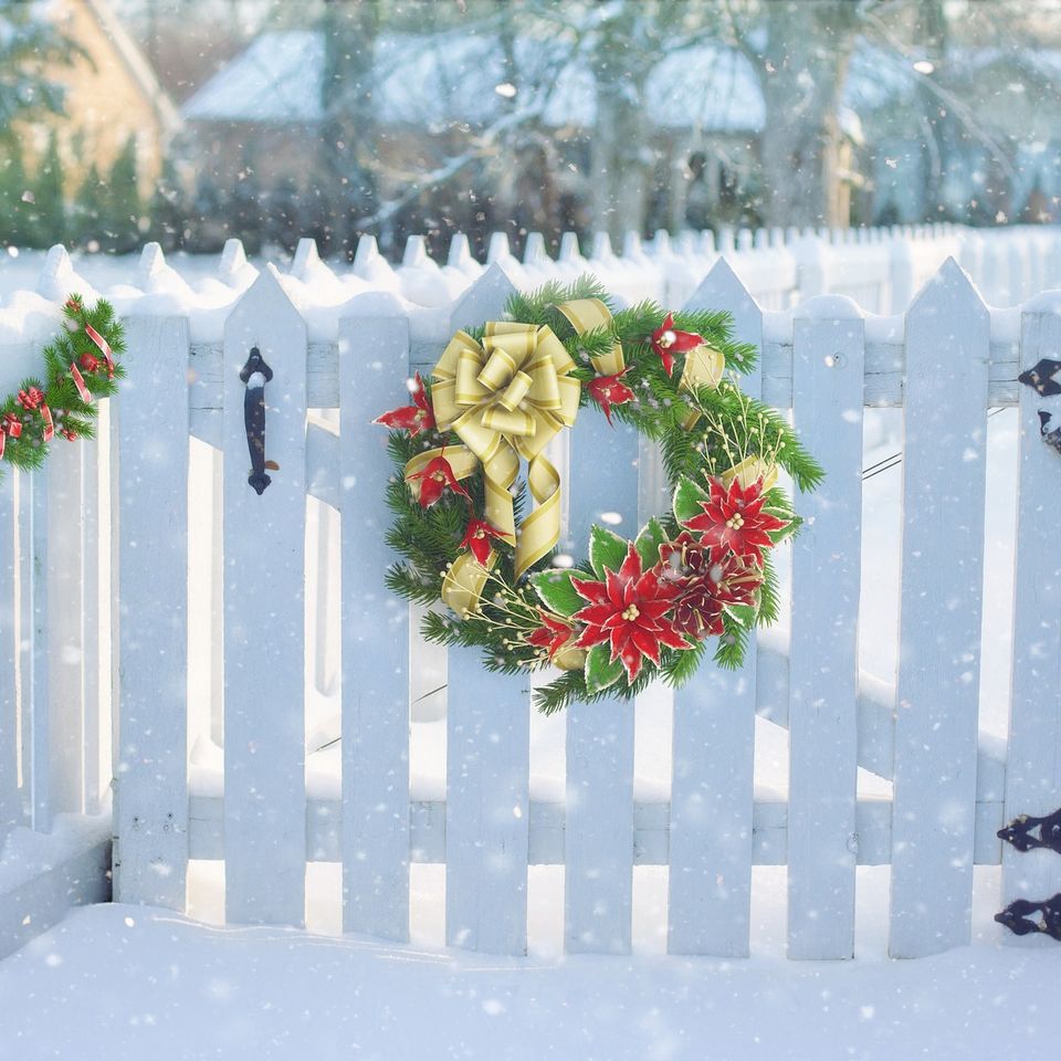 Christmas wreath on fence g97ed054b6 1920