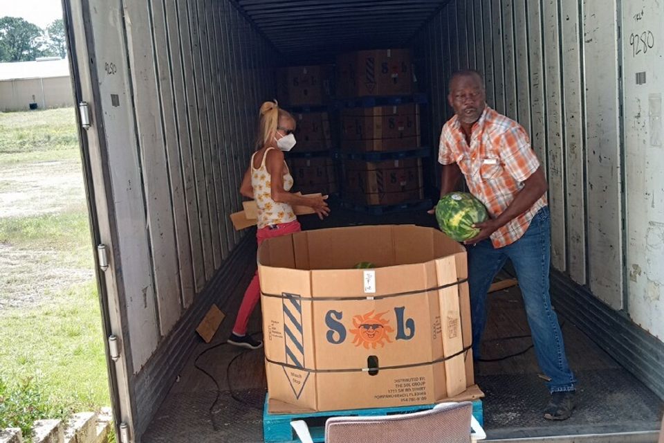 Volunteer helping3