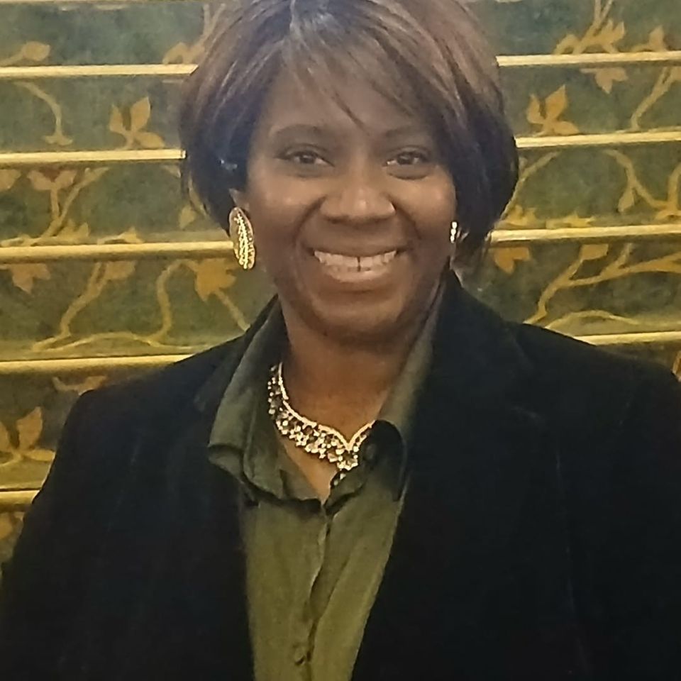 Dee dee from nyc   headshot   green   and   black   blazer   and   blouse 