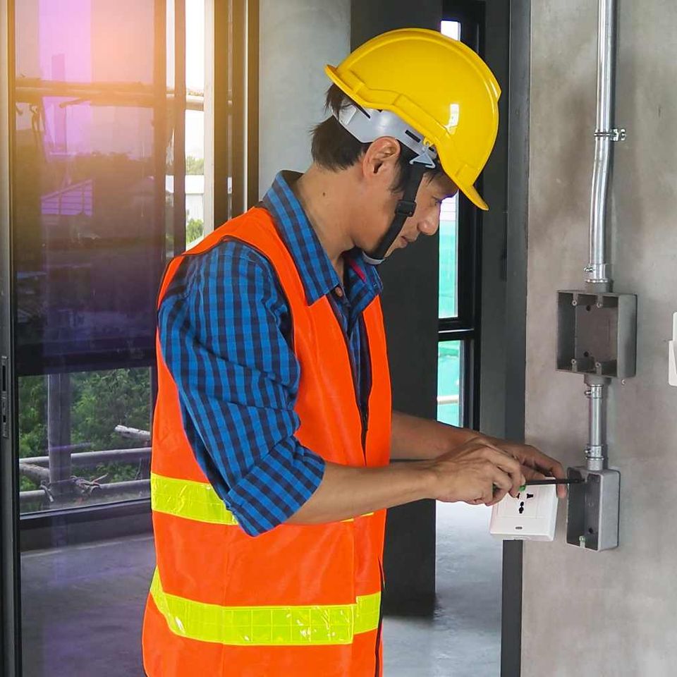 Vecteezy electrician working in the room maintenance technicians 19050484