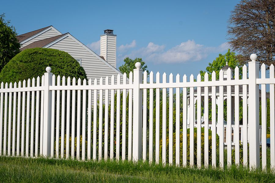 Bigstock white vinyl fence in a cottage 454924183