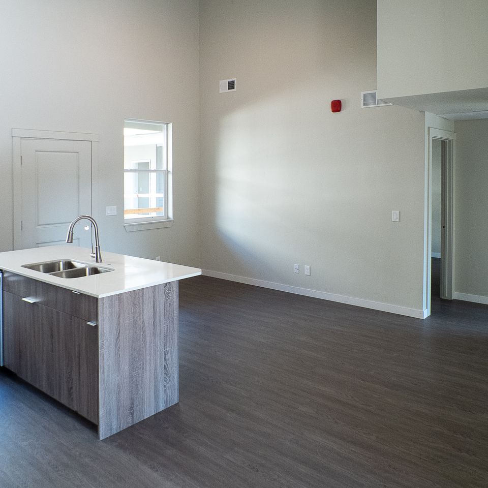 Middle   living 1. caldwell id apartment