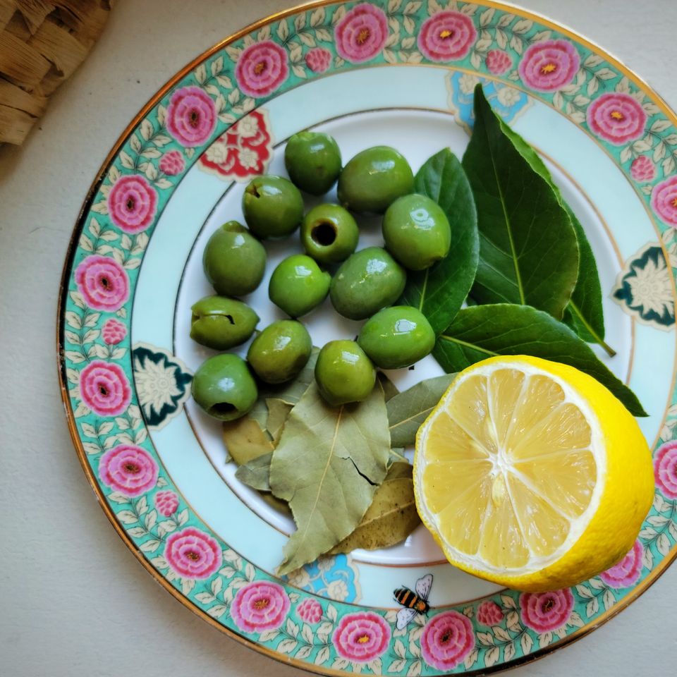 Lemon olives bayleaves