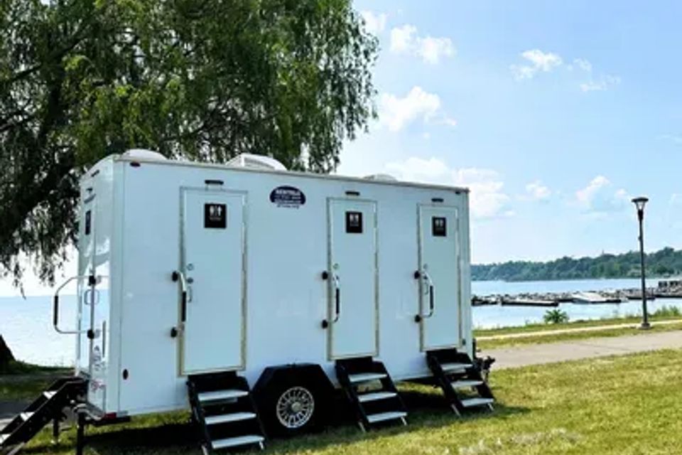 Dallas restroom trailer 2