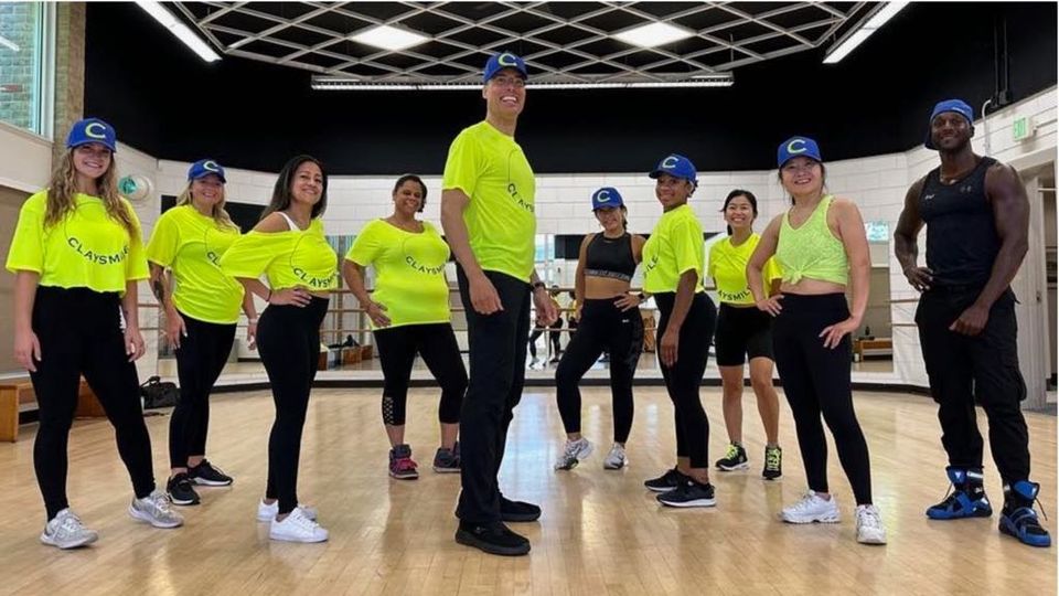 Claysmile dancers (big group)