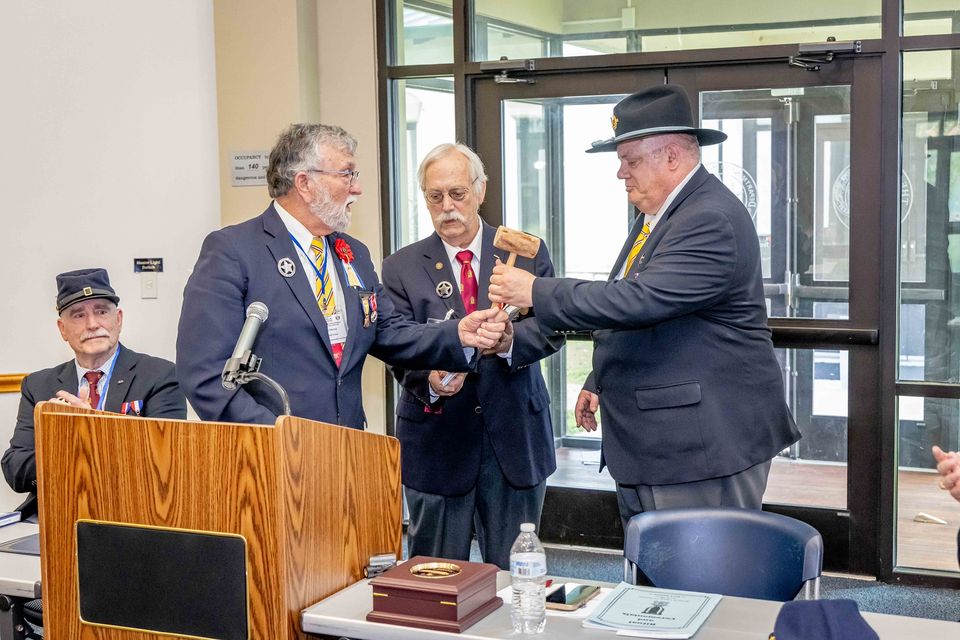 70   dc elect vander meulen receiving gavel
