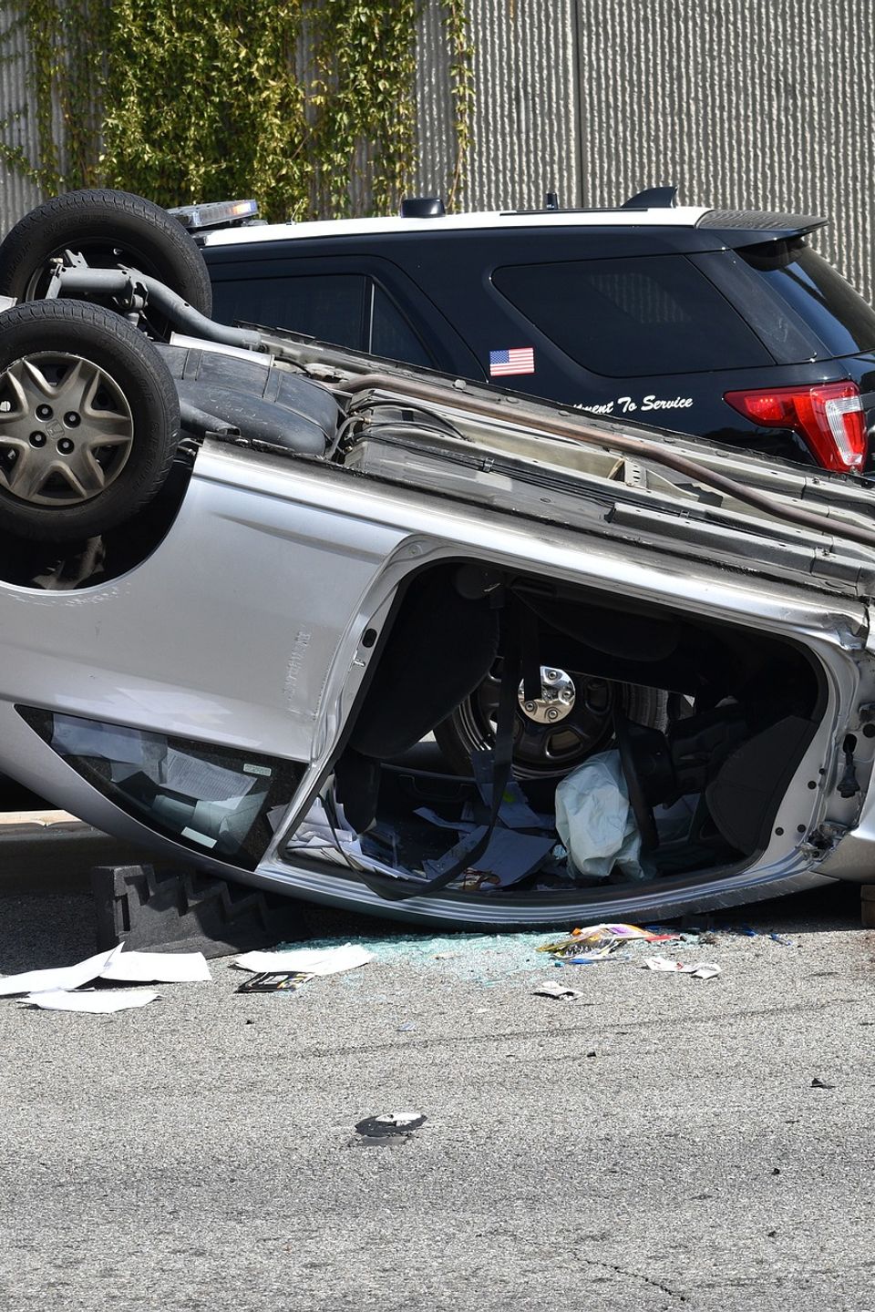Severe auto wreck scene supported by New Orleans car accident attorney