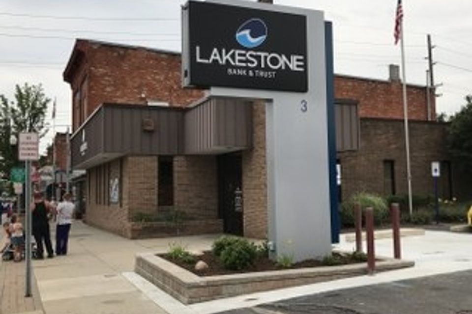 Lakestone bank wall