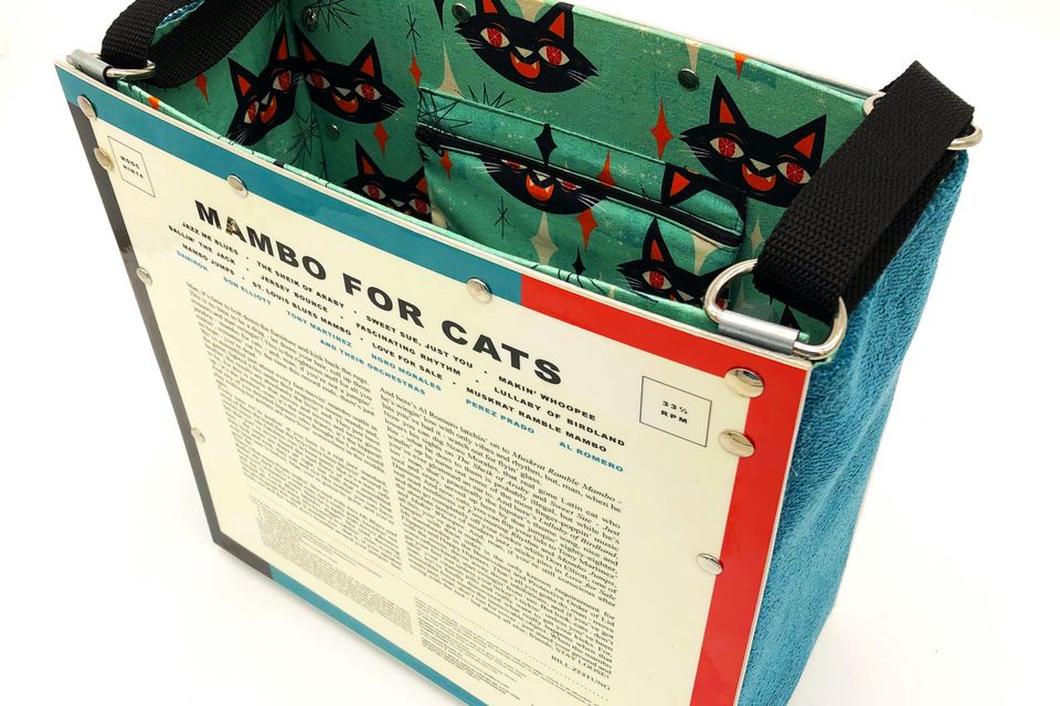 Tote mambo for cats back