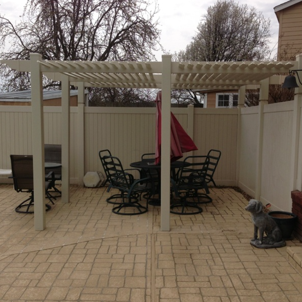 Midland vinyl fence   deck company   tulsa and coweta  oklahoma   vinyl metal wood fence sales and installation   outdoor living  pergolas   off white vinyl pergola on patio 220170611 19126 g57si9
