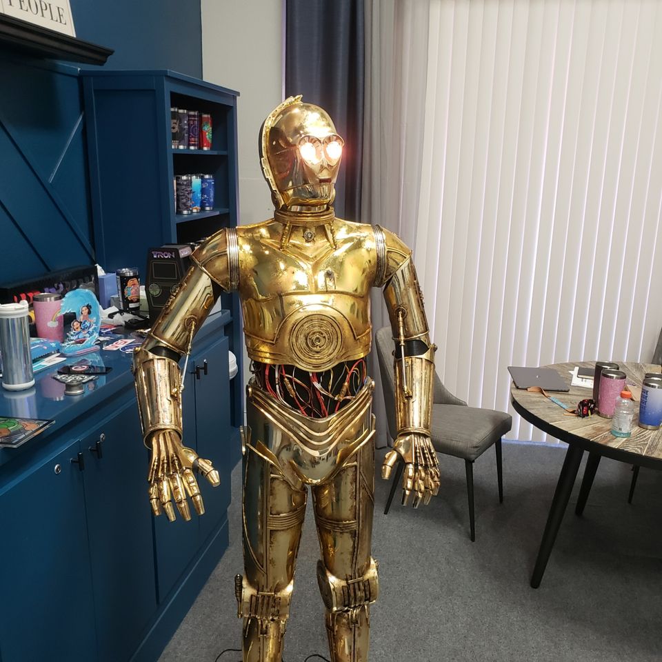 C3p0 statue
